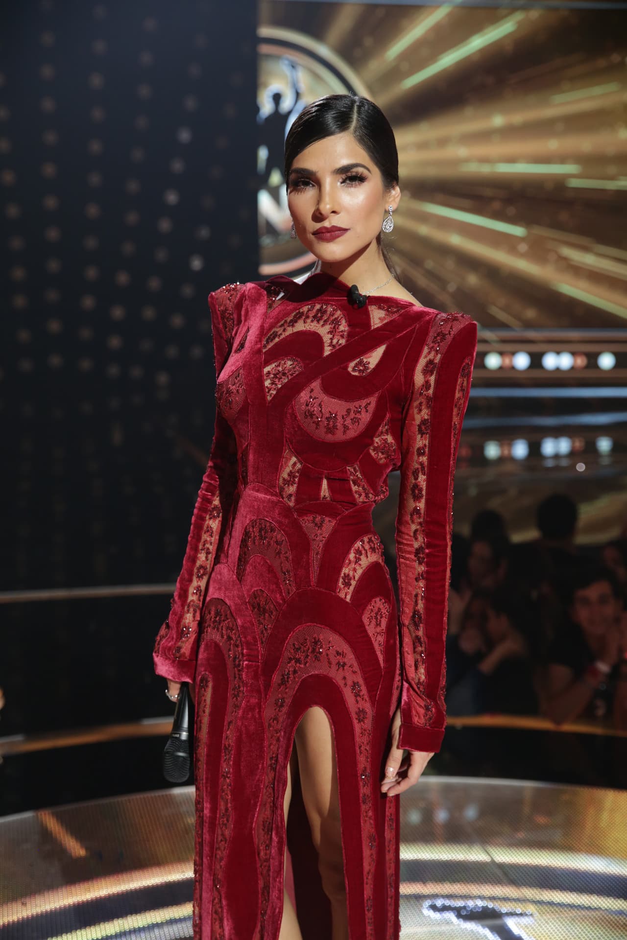 Tenía una coqueta abertura en las piernas.