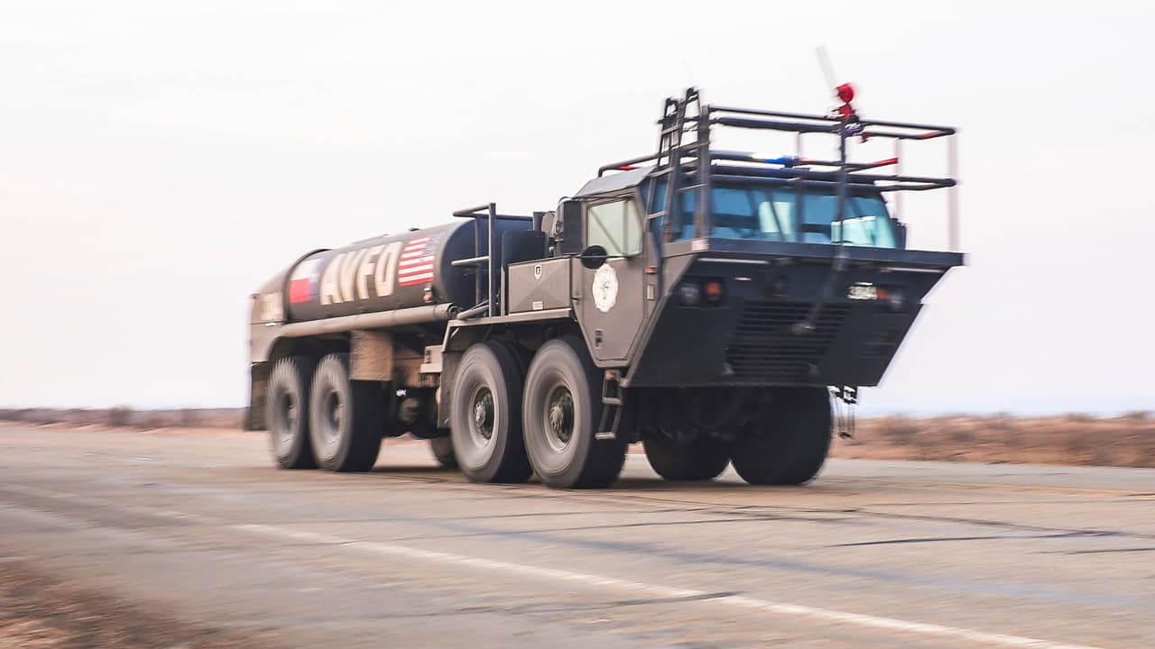 Un camión de bomberos regresa de los focos del incendio Smokehouse Creek, el miércoles 28 de febrero de 2024, en Canadian, Texas.