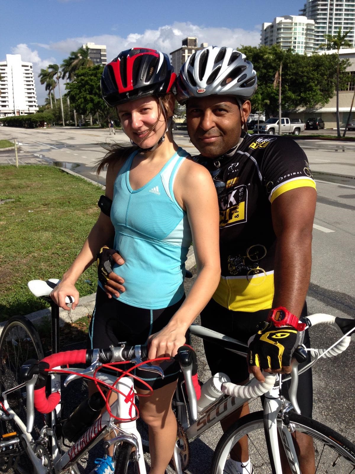 Además de la bicicleta, 
<b>Tony Dandrades comenzó una dieta</b> que se llama 
<b><a href="https://www.smartforlife.com/" target="_blank">Smart for Life, conocida también como ‘dieta de la galletita’</a></b>. 
<b> “</b>Me desayuno una galleta que ellos me dan, que tienen proteína y te llena bastante. Almuerzo normal y tengo una merienda a las 4 o 5 de la tarde. Después, no como nada más hasta al día siguiente”.