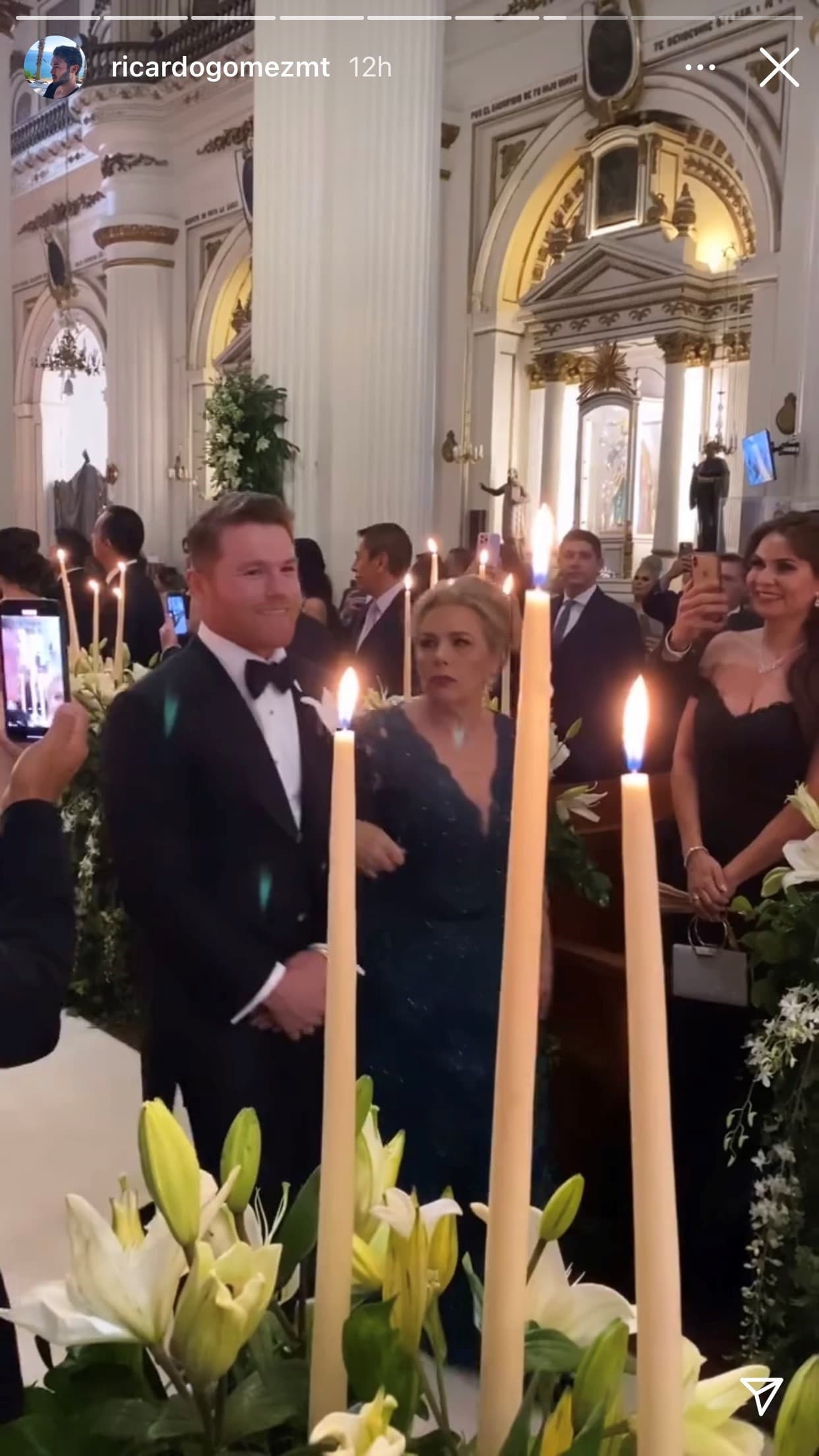 <b><a href="https://www.instagram.com/p/CPMe-_tBNmw/" target="_blank">Fernanda Gómez llegó en una camioneta Mercedes-Benz</a></b>, mientras 
<b><a href="https://www.instagram.com/p/CPMbC18hpj1/" target="_blank">el 'Canelo' lo hizo en un Rolls-Royce</a></b>. Entró a la Catedral acompañado de su mamá, doña Ana María Barragán.
<br>