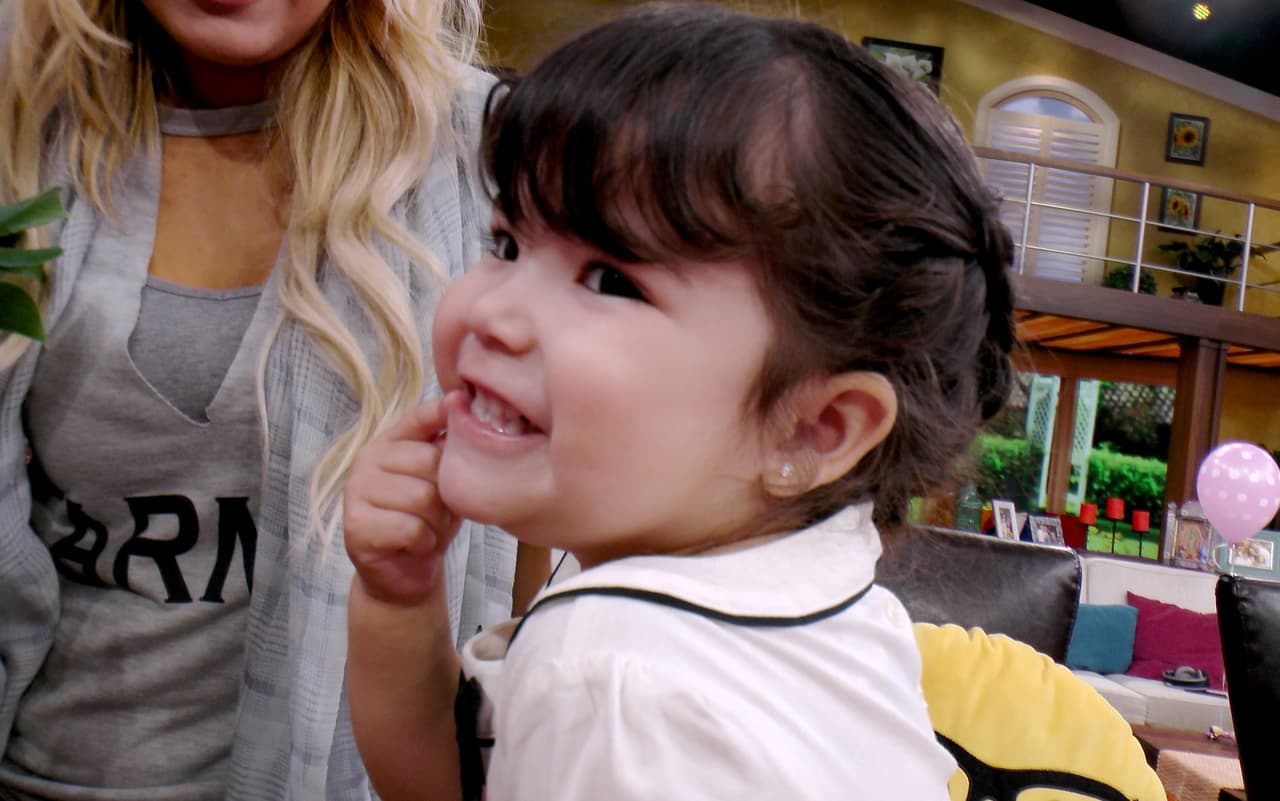 Ella tiene un bella y enorme sonrisa, y la presume por todos lados.