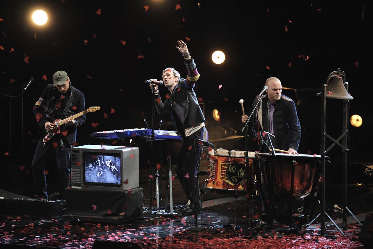 "Hemos hecho muchas giras importantes hasta el momento. (Entonces) ¿Cómo lo cambiamos para que no sea tanto tomar, sino más dar?", comentó Martin.
<br>