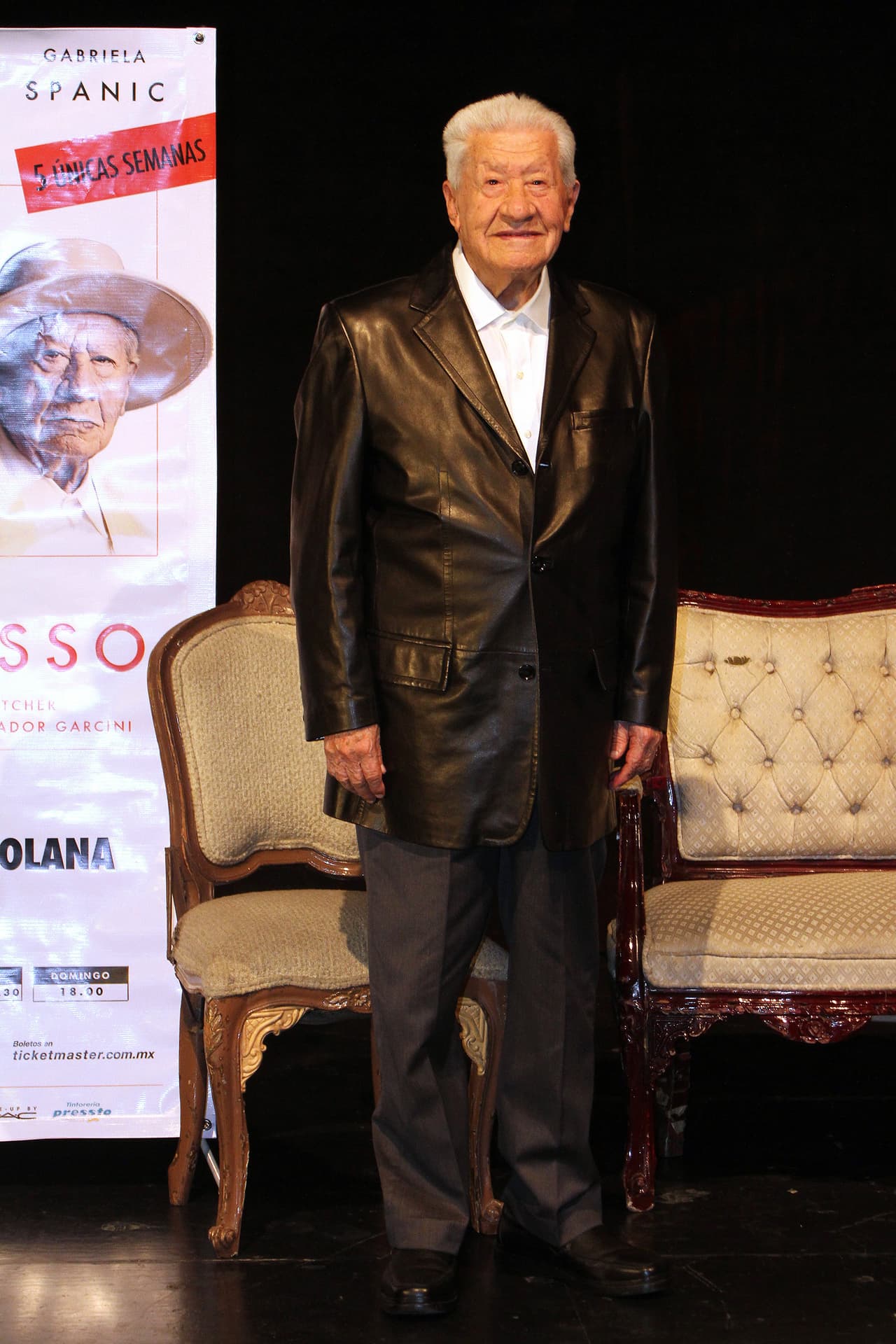 “Tuvimos que suspender. Él dio función el sábado con esfuerzo, yo sé que le costó, le pesó, tenía los pies muy hinchados y el personaje es demandante, va, viene, sube escalones, se hinca. Lo hizo muy bien con mucho profesionalismo, yo le dije: ‘Si quieres hacemos más sencillo el trazo, no te muevas tanto, no, no, sí puedo’, y lo hizo muy bien”.