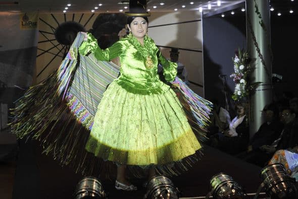 Las mujeres rescataron al corsé y no faltaron las enaguas de finos encajes hasta más abajo de las rodillas.