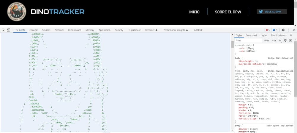 En la página oficial de 'Jurassic World: Dominion' (dinotracker.com), si vas a su código HTML (con la tecla F12), te saldrá un mensaje muy peculiar. “No dijiste la palabra mágica”, junto con el dibujo de Dennis Nedry hecho con números y otros caracteres.