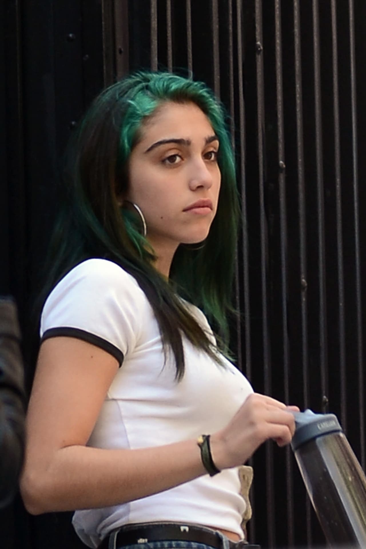 En el 2013, Lourdes se lo había pintado de verde y previamente se había afeitado los lados de su cabeza.