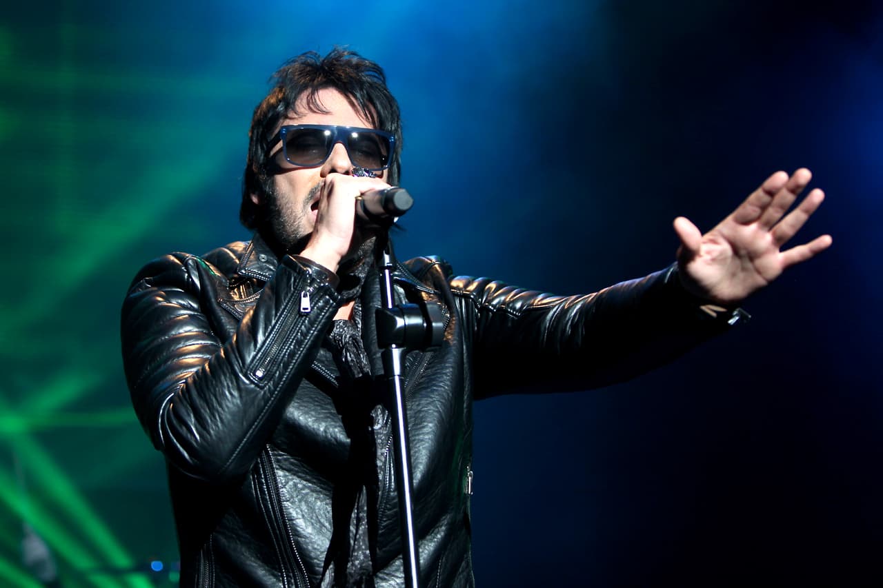 Otro que desapareció del escenario mientras cantaba fue el interprete chileno Beto Cuevas.