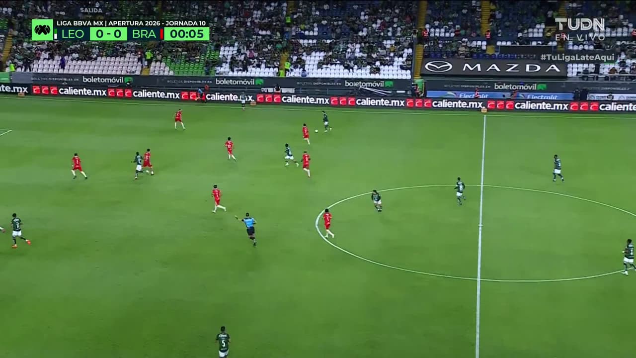 Arranca el partido y la pelota está en juego.