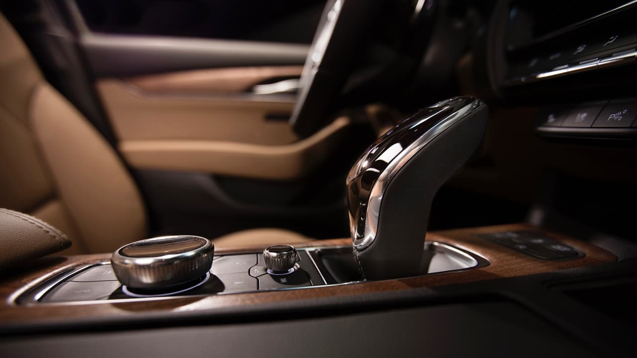 Esta es la única imagen del interior del nuevo Cadillac CT5 2020 que Cadillac ha compartido hasta el momento. En ella podemos observar el selector de cambios electrónico de inspiración bávara que se ha propagado a través de la línea Cadillac en los últimos años, así como una perilla multiusos que probablemente controlará el sistema de info-entretenimiento del vehículo, también de inspiración bávara.