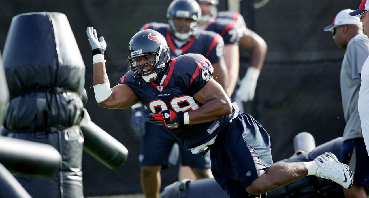 Celebridades del deporte y de Hollywood estuvieron presentes en el último adiós para George Floyd. Figuras como Channing Tatum, Jamie Foxx, Cal y Hannah McNair, Bill O'Brien, Jack Easterby, DC Anthony Weaver, OC Tim Kelly, JJ Watt, DJ Reader, entre otros entrenadores y jugadores atendieron esta tarde en Houston al funeral de George Floyd.
<br>