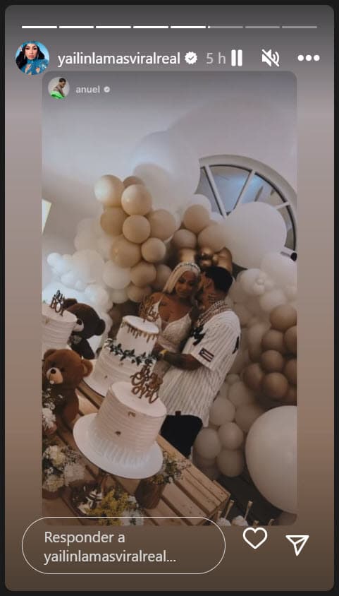 La falda tenía detalles con volantes que también permitieron que luciera su pancita de embarazo. 
<br>