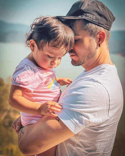 Recientemente José Ron dio de qué hablar al subir una fotografía junto a una pequeña niña en brazos, al pie de ésta publicó ‘Familia’. ¿Será su hija? 
<br>