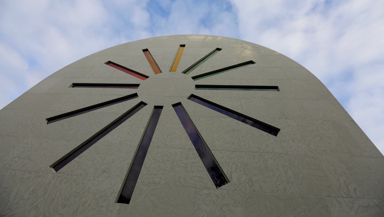 La obra se llama “Austin”. El artista, que falleció en el 2015 a los 92 años, tenía la tradición de nombrar a sus creaciones como los lugares a los que estaban destinadas. La estructura es su único edificio y es la piedra angular de la colección permanente del Blanton, reportó la AP.