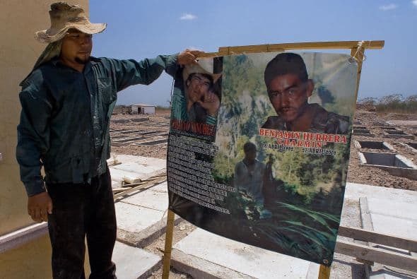 El cementerio está ubicado a unos kilómetros de barrios pobres de Culiacán, donde viven algunos de sus trabajadores. Osorno relató que algunos 'albañiles que trabajan en el cementerio han construido tumbas más grandes que las casas donde viven'.