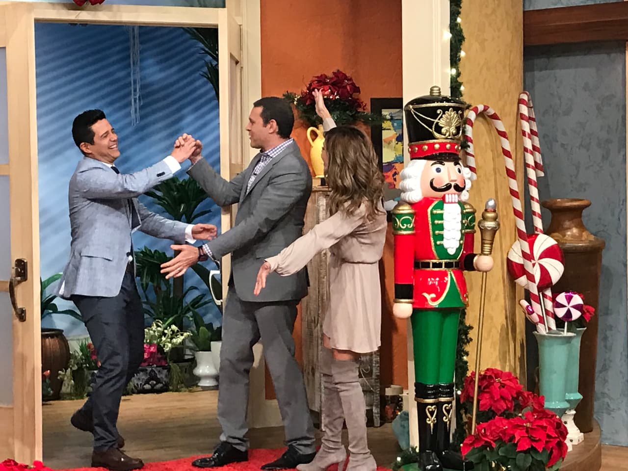 Alan fue el primero en estrechar su mano en su cálido recibimiento.