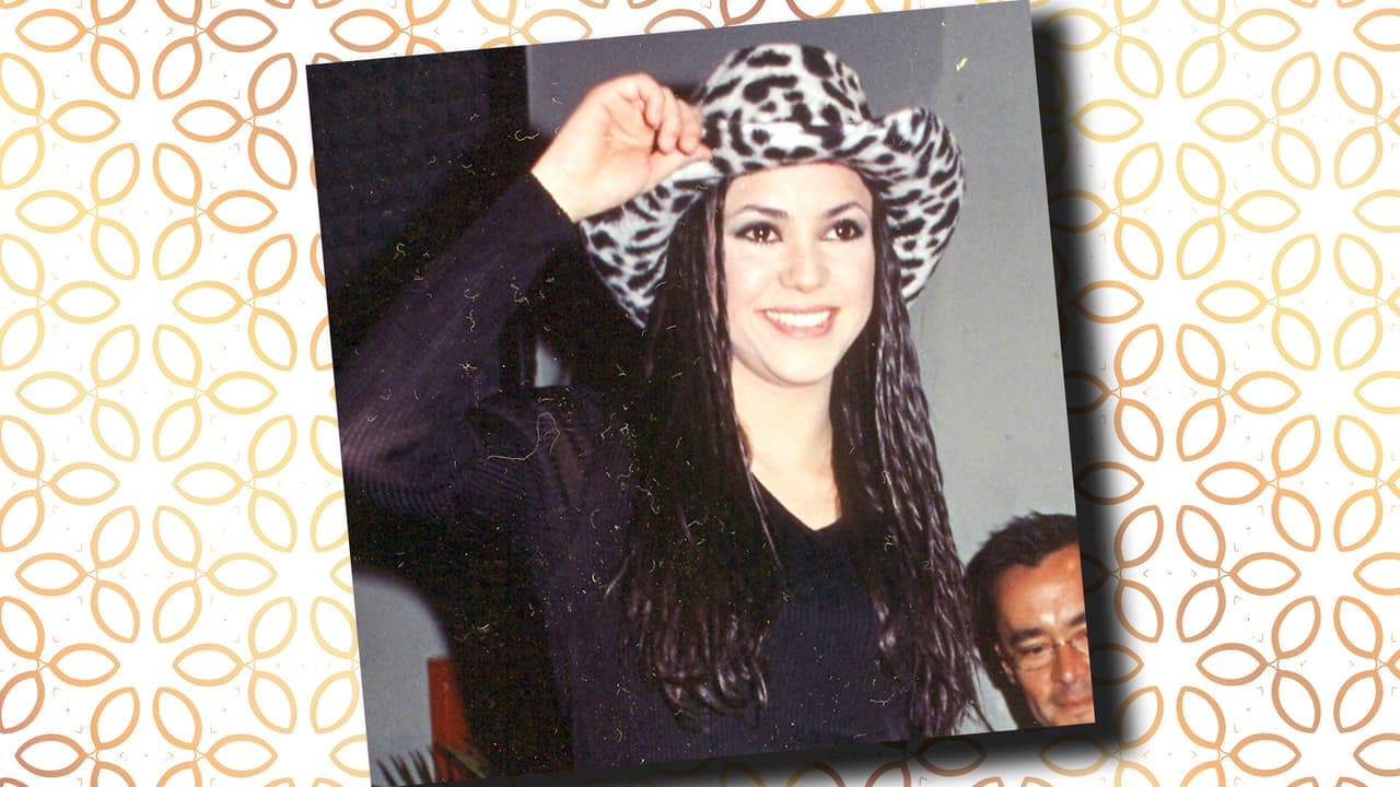 Mucho ha pasado desde que Shakira lanzó 'Pies Descalzos'. Y más ha pasado desde que tenía el cabello oscuro. Lluvia nos recuerda a esa Shakis. Desde las audiciones nos enamoramos de la voz de Lluvia. Sabemos que va a llegar lejos en la competencia. ¿No te gustaría verla cantar algo de Shakira al estilo regional mexicano? Para ti, ¿en qué se parecen estas dos?