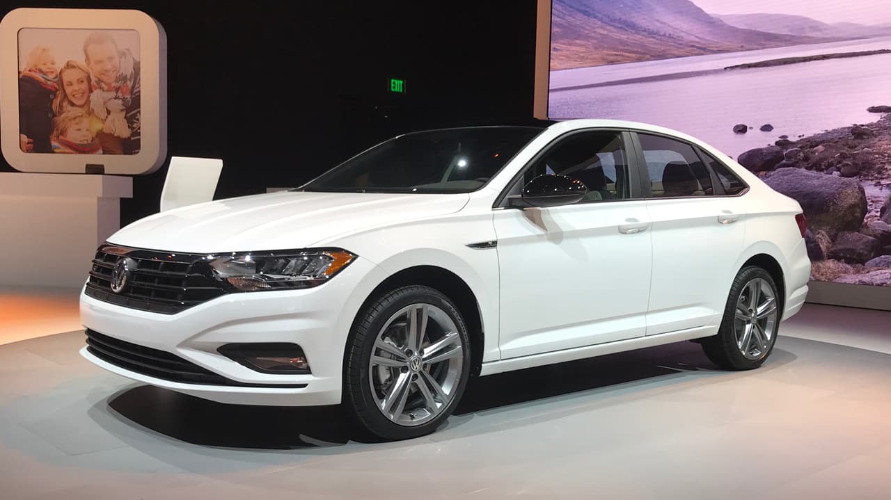 <h3 class="cms-h3-H3">Sedanes.</h3>
<br>
<br>Quien necessita un Audi A4 cuando por menos dinero puede comprar la 
<b><a href="https://www.univision.com/noticias/auto-show-de-detroit/volkswagen-presento-un-jetta-completamente-nuevo-en-detroit-2018" target="_blank">séptima generación del Volkswagen Jetta</a></b>. Con este nuevo Jetta Volkswagen subió la barra seriamente en materia de sedanes compactos. ¿quizas demasiado?