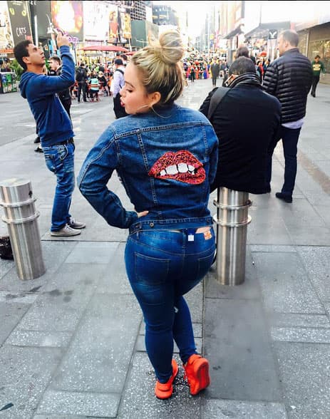 El doctor David Buss Ph.D., profesor de University of Texas at Austin, le dijo a la revista Mens Health: “a los hombres les atraen los senos y las caderas de las mujeres porque son indicadores de fertilidad […] Si una mujer tiene un buen trasero, eso le indica a la parte primitiva de tu cerebro que es probable que ella cuente con grasa suficiente para quedar embarazada”.
<br>