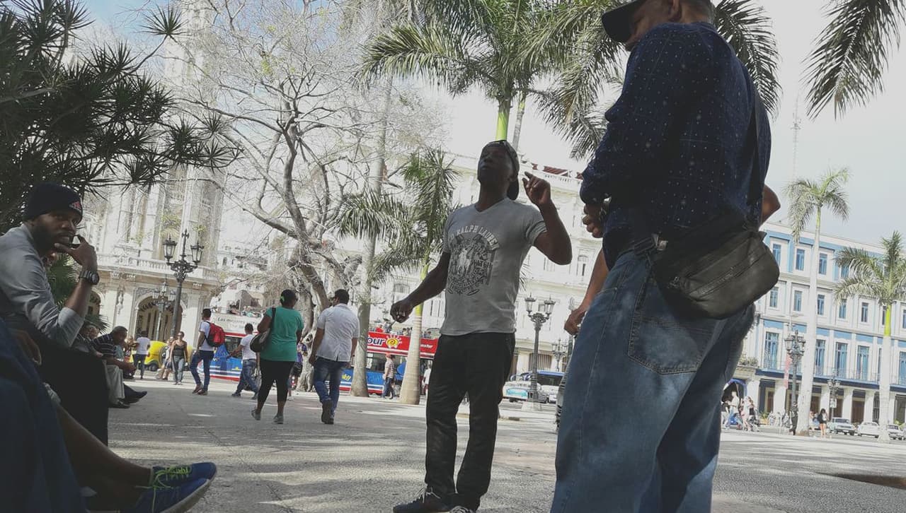 La muerte de Fidel Castro fue tema central de las tertulias callejeras de La Habana este sábado, como la de este grupo de hombres que conversa en el Parque Central.
