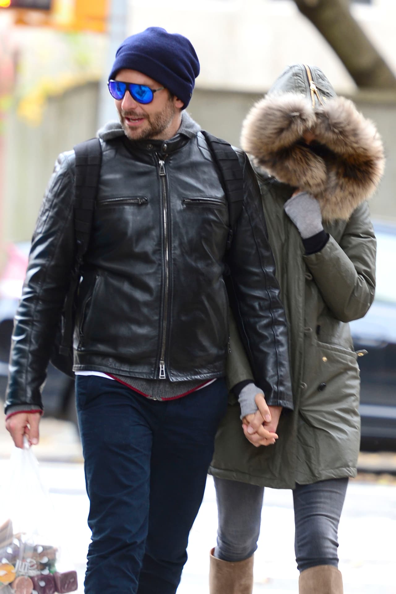 Sin duda el amor le está haciendo efecto al actor, pues esa pancita no se hizo sola, ¿o si Bradley?