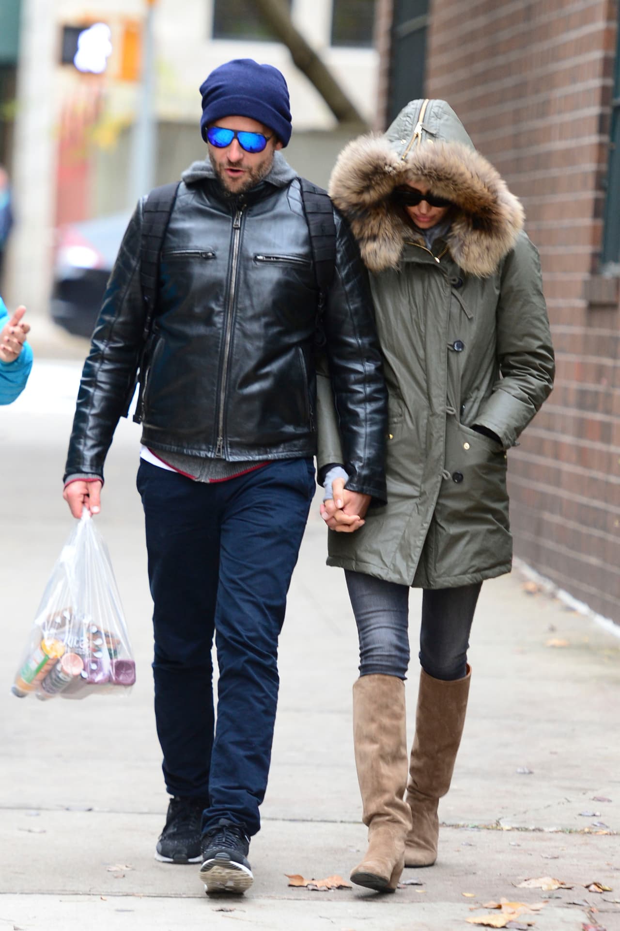 Al final los dejó en paz y la pareja por fin pudo seguir caminando tranquilamente sin interrupciones.