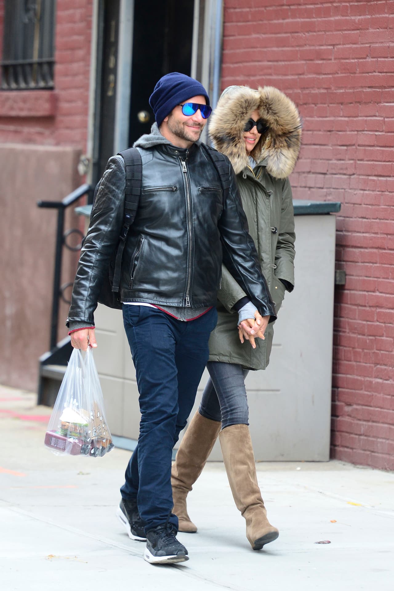 Bradley Cooper cantaba todo el tiempo y la modelo le hacía segunda.