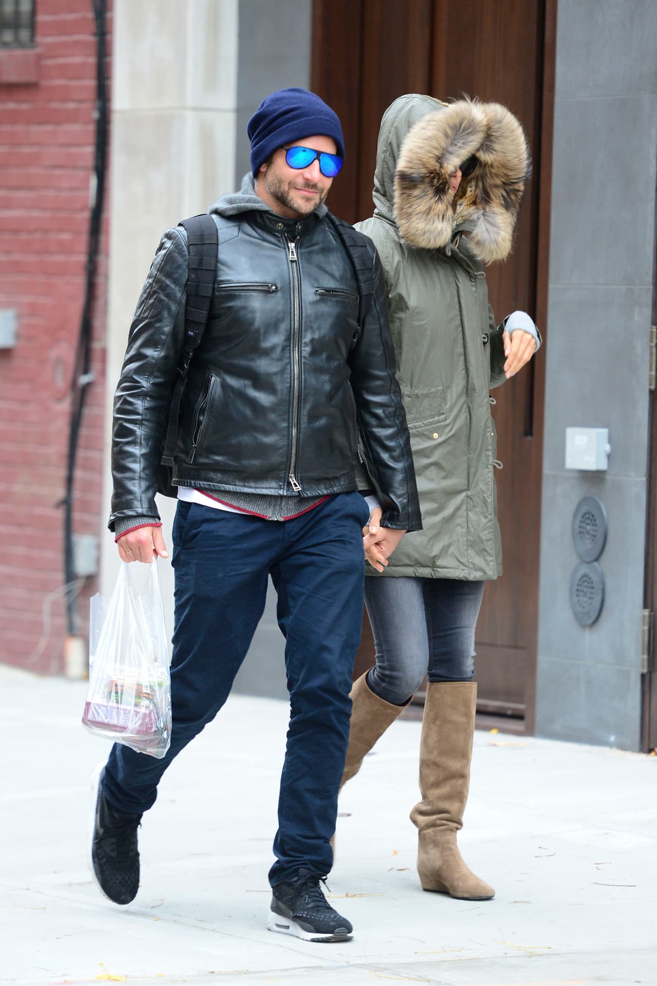 El frío en las calles de Manhattan se hizo presente, pero lo enamorados se abrigaron muy bien.
