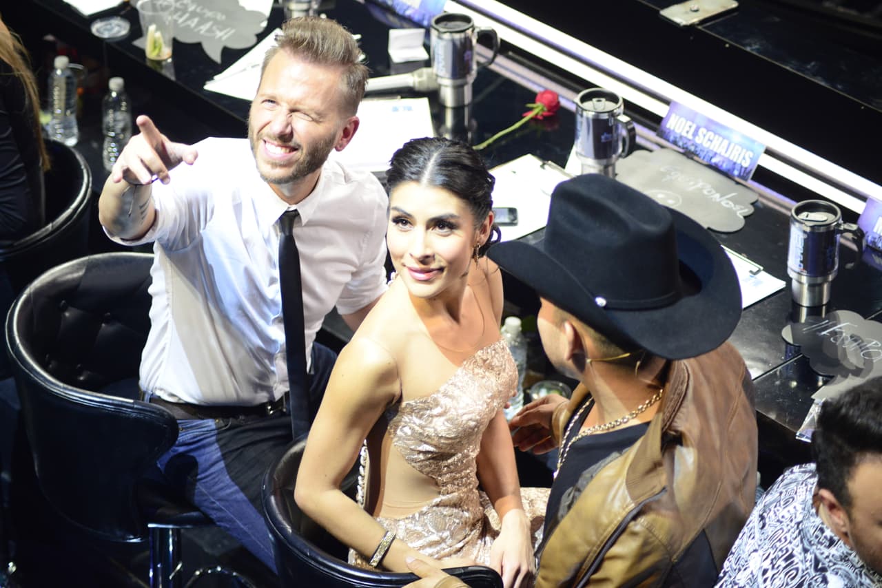 Cuando no están frente a la cámara, los famosos hacen de todo, lo malo es que no se dan cuenta que nuestra cámara indiscreta anda alerta y los está viendo. Así fue como captamos a jueces y capitanes en el detrás de cámaras.