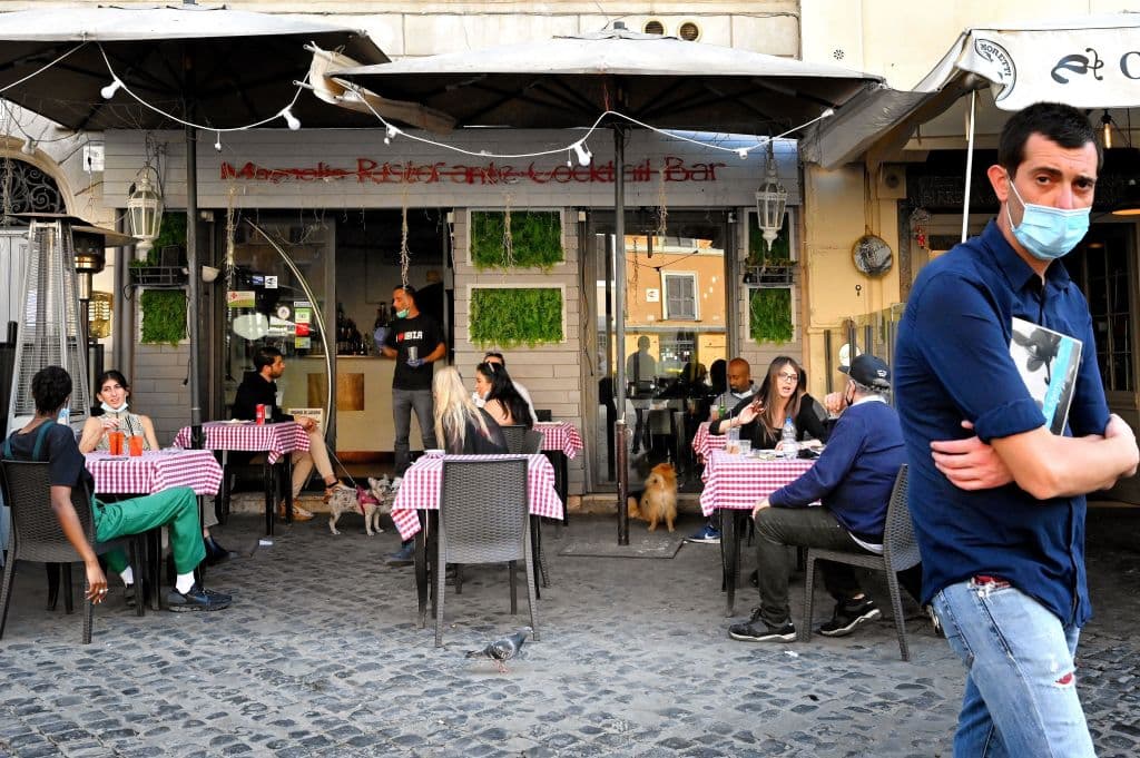 La terraza de este restaurante en Campo dei Fiori, en Roma, con sus mesas llenas aunque distanciadas entre sí.