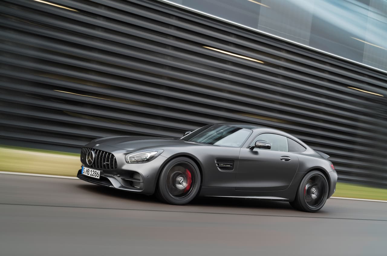 La familia Mercedes-AMG GT ofrece la opción de la 
<b>app AMG Track Pace para <i>smartphone</i></b> que convierte a tu teléfono en una especie de ingeniero de pista personal. Los usuarios pueden utilizar la aplicación para analizar y mejorar su estilo de manejo en la pista asi como compartir sus avances en las redes sociales como Facebook, YouTube y el AMG Private Lounge. En el caso de la versión para iPhone el teléfono se conecta al auto a través de una conexión wifi a través de la cual recibe una gran cantidad de datos en tiempo real, como velocidad, marcha utilizada, ángulo de la dirección, posición y aceleración, mientras que la cámara graba y produce un 
<b>video del conductor con toda la telemetría superpuesta</b>. Un verdadero juguete para gente con mucho dinero.