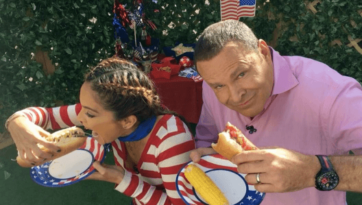 Karla y Alan rompieron la dieta, inevitable dejar de probar los deliciosos
<b><a href="http://www.univision.com/shows/despierta-america/dale-un-giro-a-tu-barbecue-del-4-de-julio-con-estas-versiones-latinas-de-hot-dogs-video">hot-dogs que preparó el Chef Jesús</a></b>.