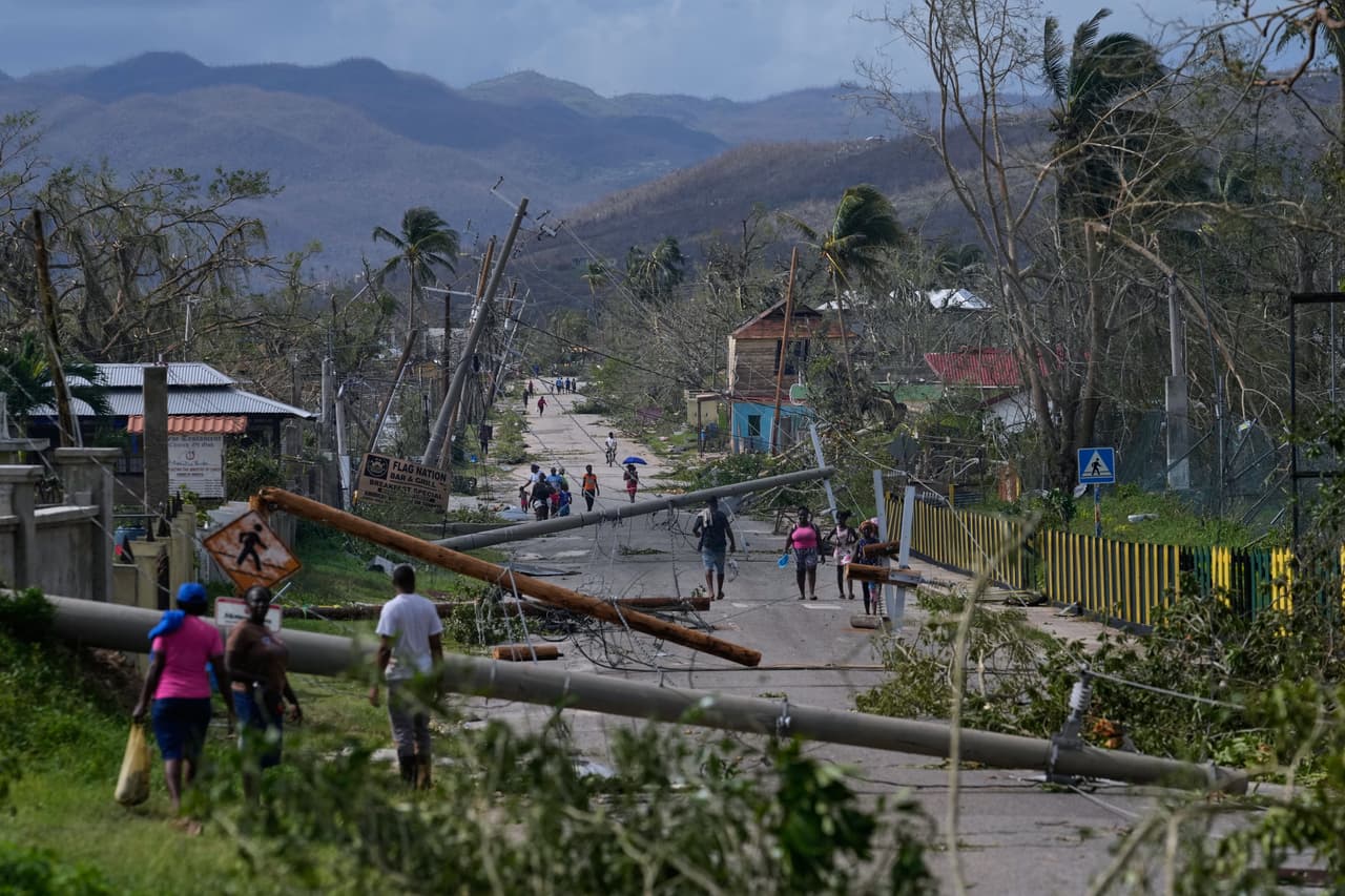 Residentes caminan por Lacovia Tombstone, Jamaica, tras el paso del huracán Melissa, miércoles 29 de octubre de 2025.