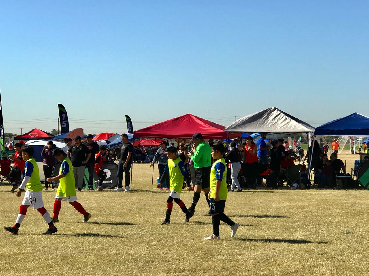 Jugadores en el campo listos para enfrentar su competencia.