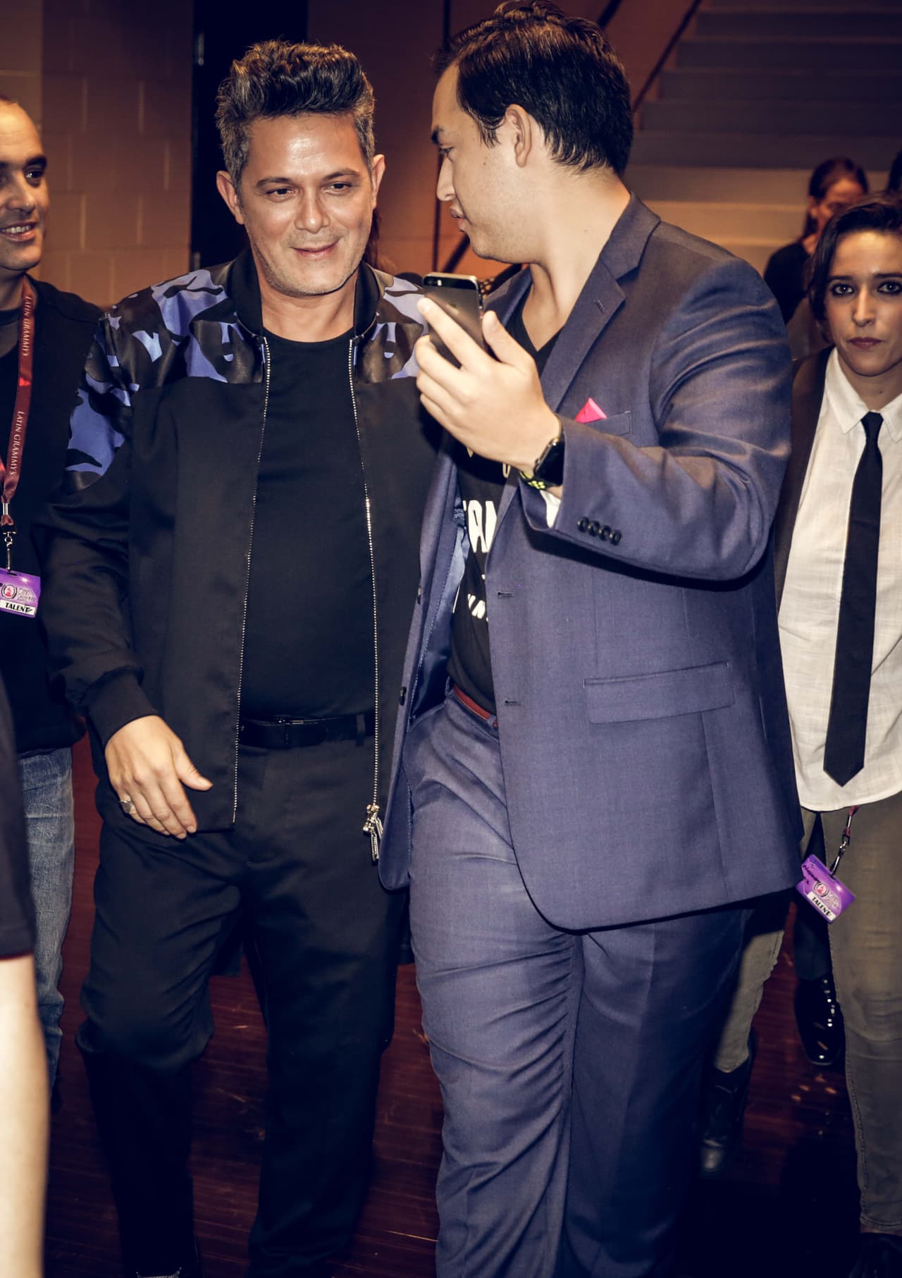 Todos querían selfie con la Persona del Año, Alejandro Sanz.