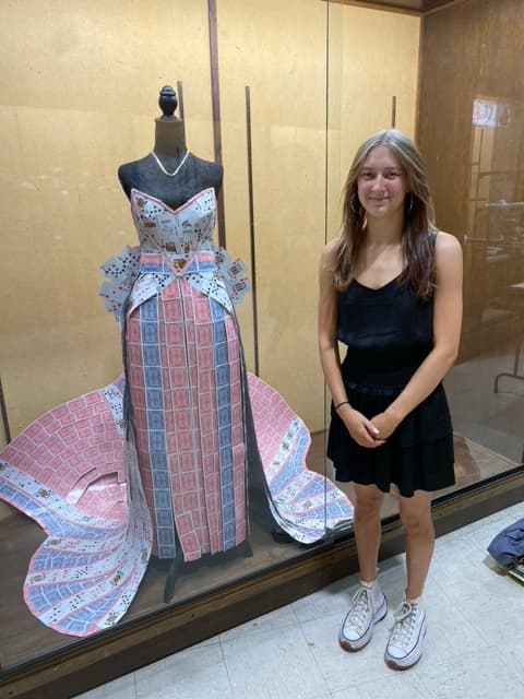 El vestido fue 
<b>descalificado de la competencia por no cumplir con los requisitos de tamaño</b>. "Cuando empecé a crearlo, sabía que iba a pasar los requisitos de tamaño y no tenía idea de lo estrictos que eran, así que les envié un correo electrónico y me dijeron en cuál categoría ponerlo, que eso debería estar bien y que ya veríamos qué pasaba".