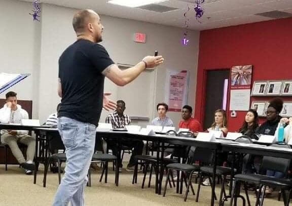 Distrito Escolar de Garland ofrece clases para padres de familia que desean mejorar sus habilidades con el inglés 