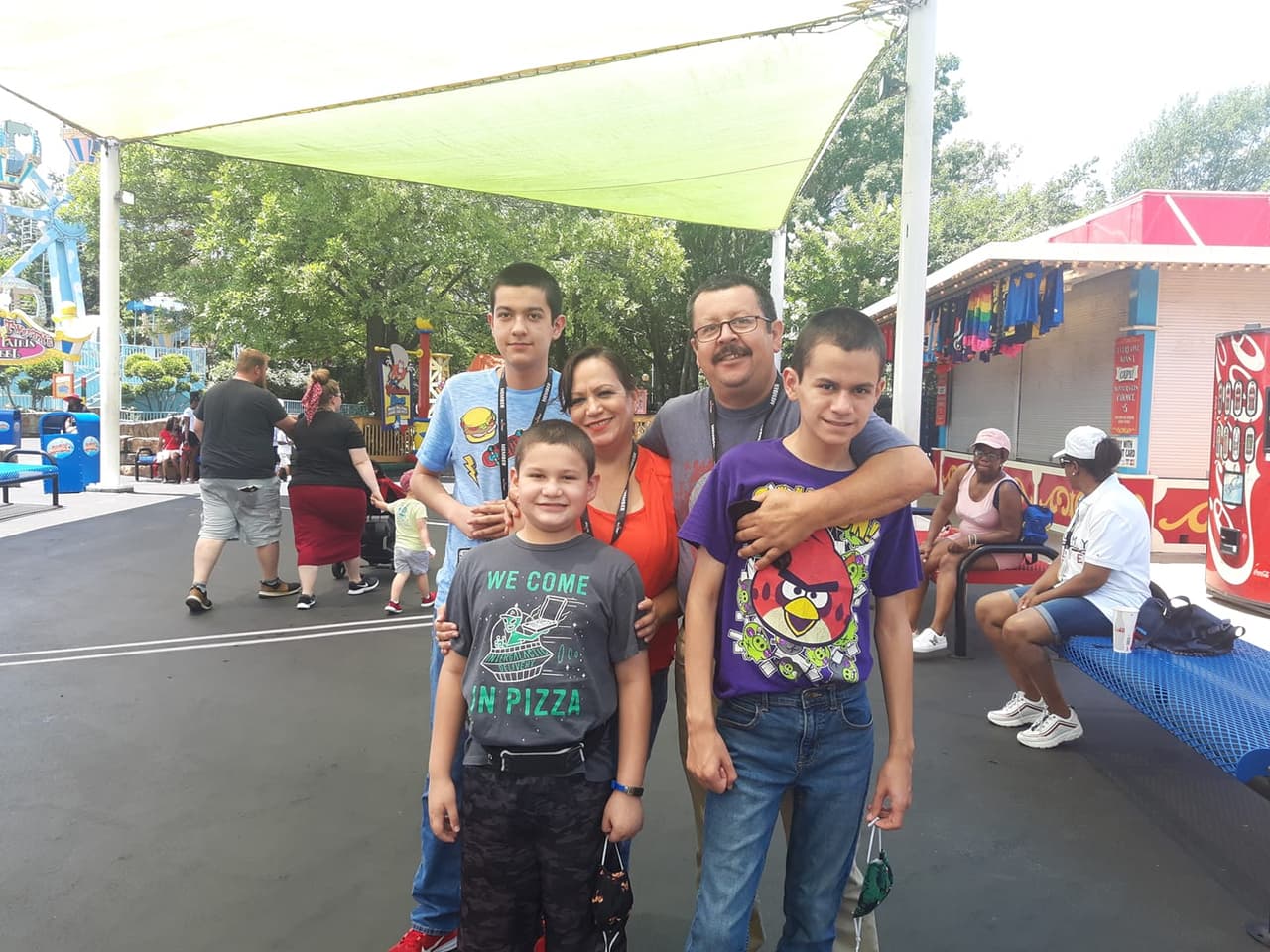 Teresita Rizo compartió con Noticias 23 una fotografía de la
<a href="https://www.univision.com/local/dallas-kuvn/recomendaciones-para-evitar-que-un-dia-de-piscina-de-sus-hijos-en-el-verano-termine-en-una-tragedia-video">celebración del Día del Padre</a> junto a su familia en el parque de diversiones Six-Flags.
<br>