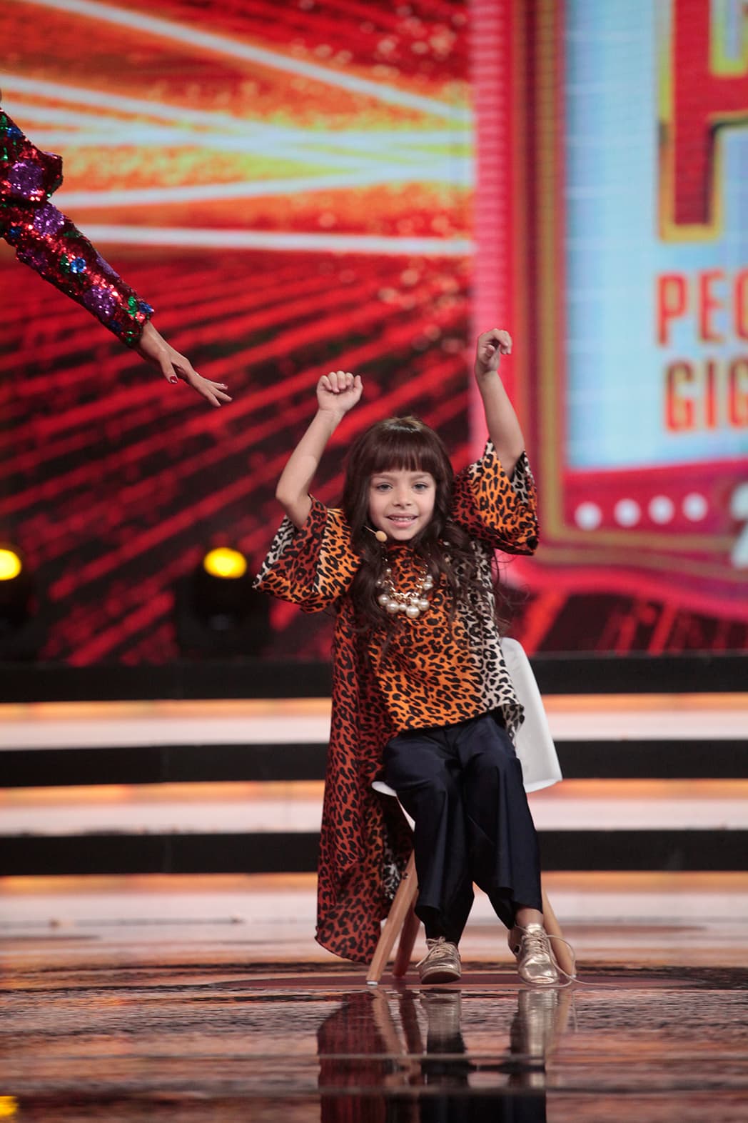 La niña celebró este triunfo con los brazos en alto. Los puntos que ganó los cedió para el escuadrón de 'Mateo y los Súpersabios'.