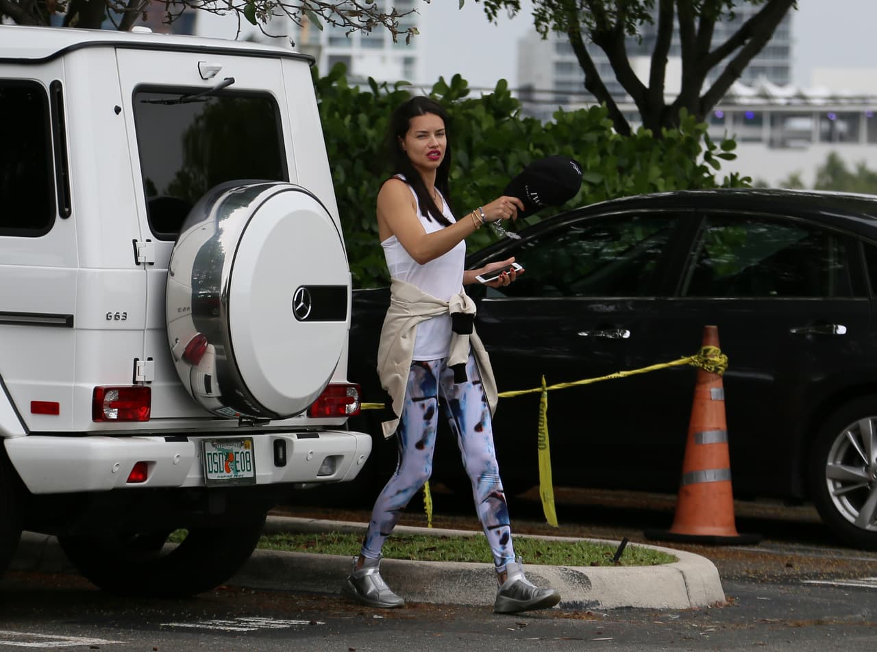 <b>Adriana LIma</b>, otra de las brasileñas de oro de Victoria's Secret, se pesea por Miami en esta imponente 
<b>Mercedes-AMG G63</b> de Mercedes-Benz.