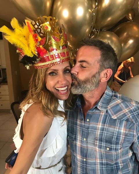 Carlos Ponce es uno de los amigos más cercanos de la cubana, gracias a su amistad el actor inició un noviazgo con Karina Banda, colaboradora de El Gordo y La Flaca.
