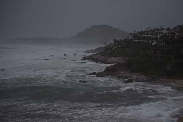 El paso del huracán Odile por las cosas mexicanas de Baja California Sur deja destrucción, evacuaciones y a cientos de casa sin energía eléctrica. Por su parte, el Sistema Meteorológico Nacional (SMN) advirtió que lluvias de muy fuertes a intensas golpearán Baja California Sur durante las próximas horas. Con la información de Univision.com
