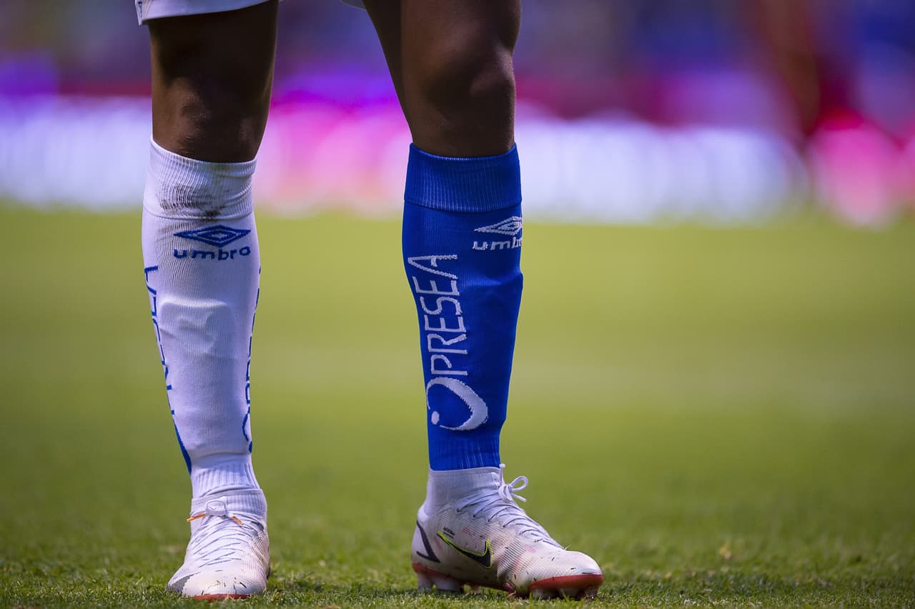 Con motivo de la inclusión en la campaña de la Liga MX para concientizar sobre el autismo, Puebla salió con calcetas de distinto color.