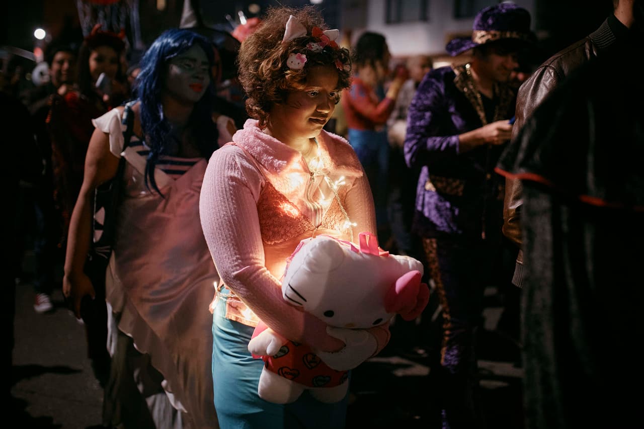 Con llamativos disfraces, música y mucha diversión desfilaron cientos de personas por la Sexta Avenida.
<br>