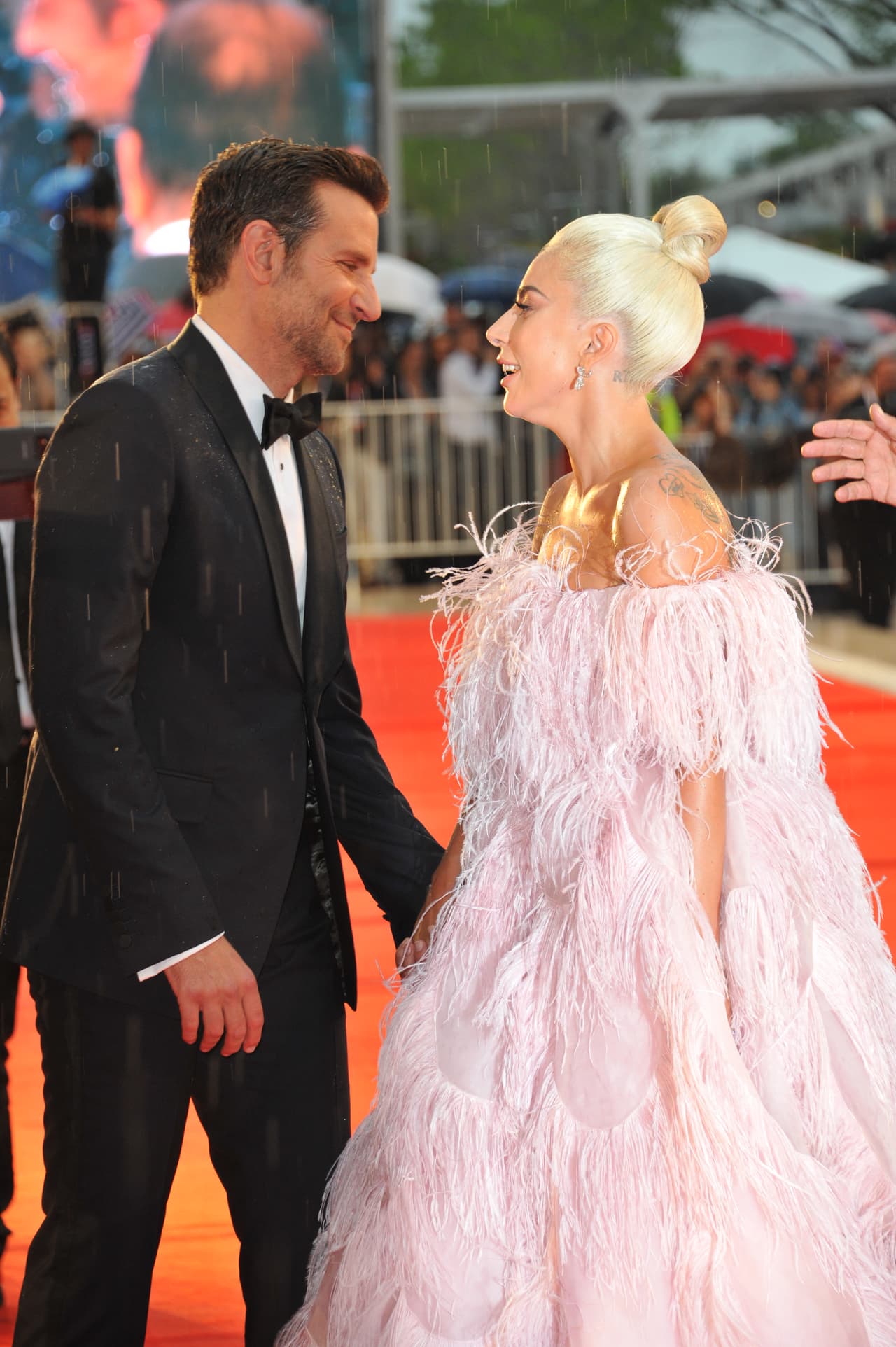 "Francamente,
<b> creo que la prensa es muy tonta</b>", dijo cuando fue cuestionada sobre la manera en que manejó la ola de información que la relacionaba con el actor de Hollywood.
<br>