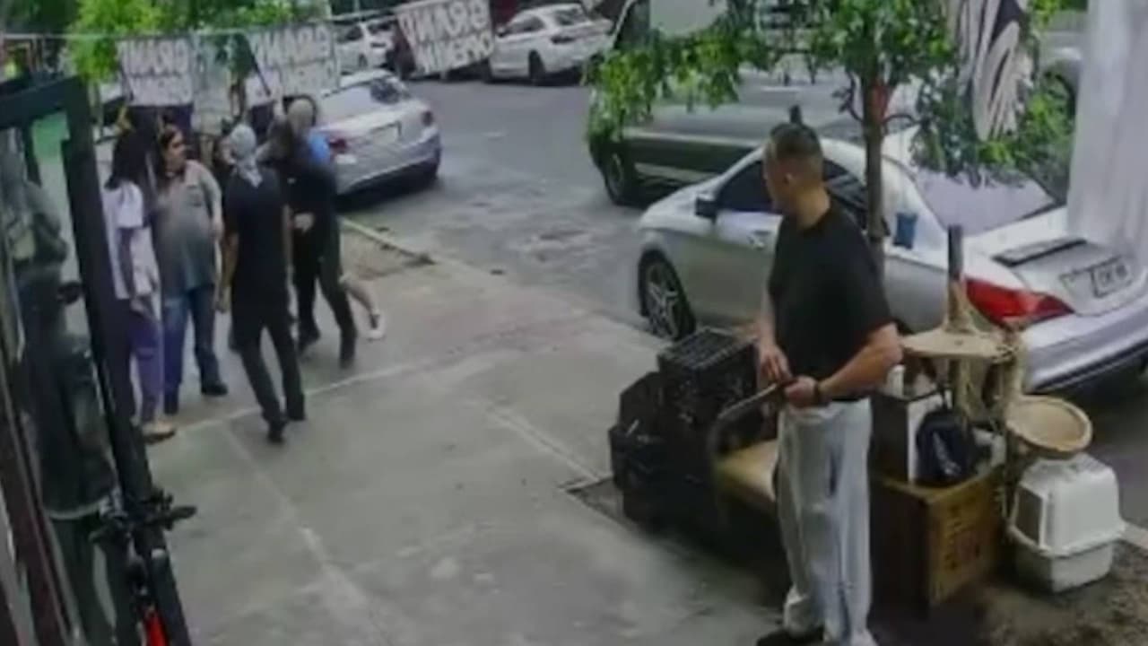 Un hombre es apuñalado varias veces tras una pelea en El Bronx: la agresión quedó en video