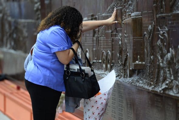 La ceremonia para conmemorar el decimotercer aniversario del 11 de septiembre de 2001 con la que los neoyorquinos recuerdan a las casi 3,000 víctimas de los atentados de esa fecha contra Estados Unidos, arrancó en el Memorial del 9/11. Líderes políticos, familiares de las víctimas y agentes de orden participaron en la ceremonia en la cual los nombres de cada víctima fueron leídos.
