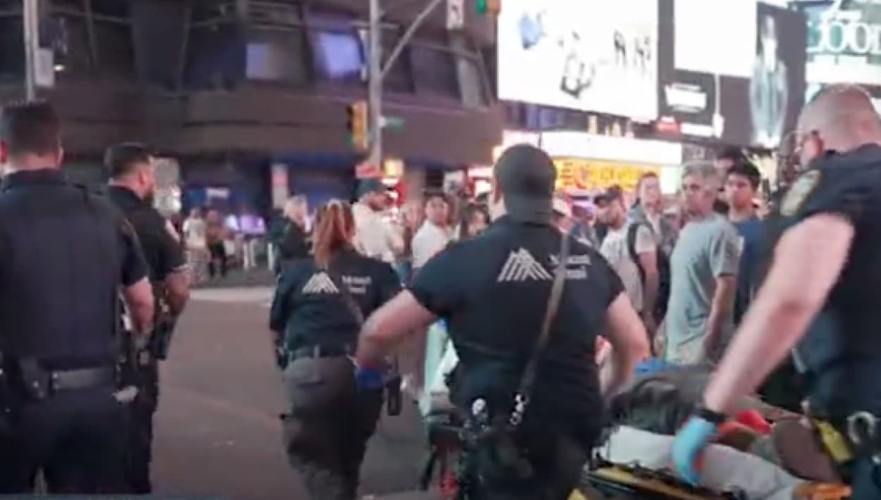 Acusado por el tiroteo en Times Square tiene 17 años y se le impuso una fianza de $200,000