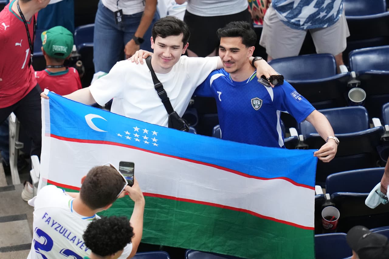Aficionados de Uzbekistán posan para una foto antes del partido de fútbol del Grupo K de la Copa Mundial entre Portugal y Uzbekistán en Houston,
