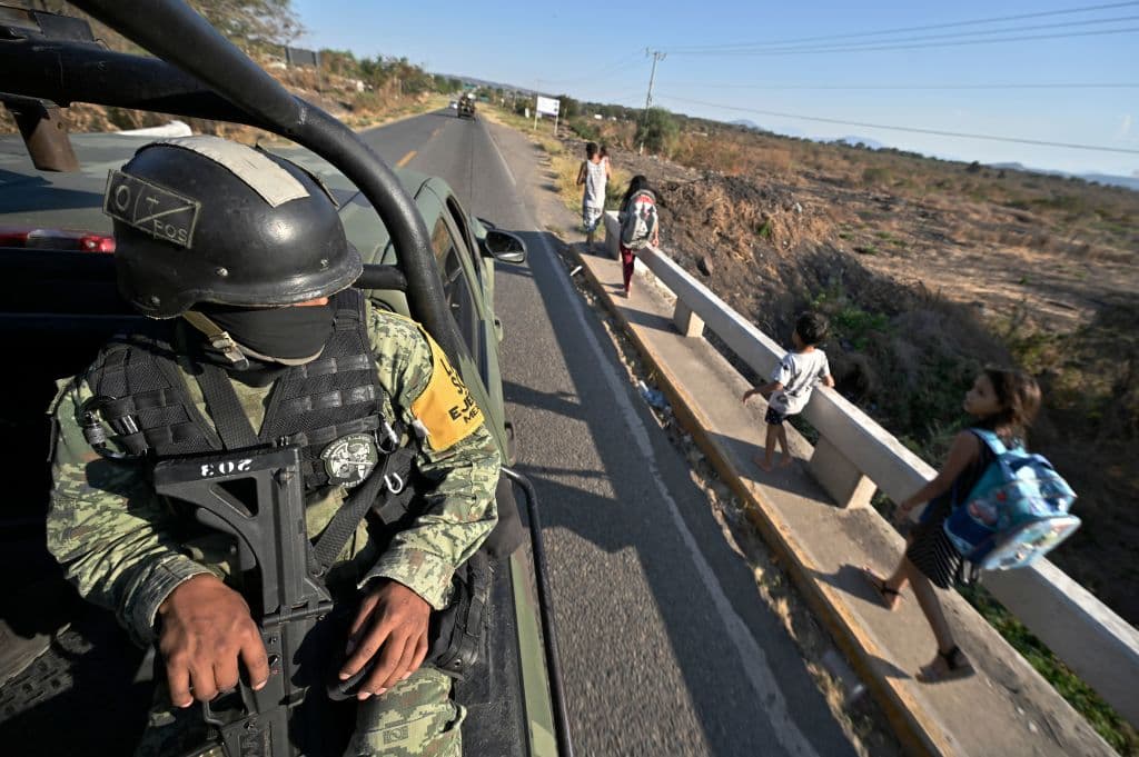 Un soldado del 3er Batallón de Fusileros Paracaidistas del Ejército Mexicano patrulla el municipio de Aguililla, estado de Michoacán, México, el 18 de febrero de 2022.