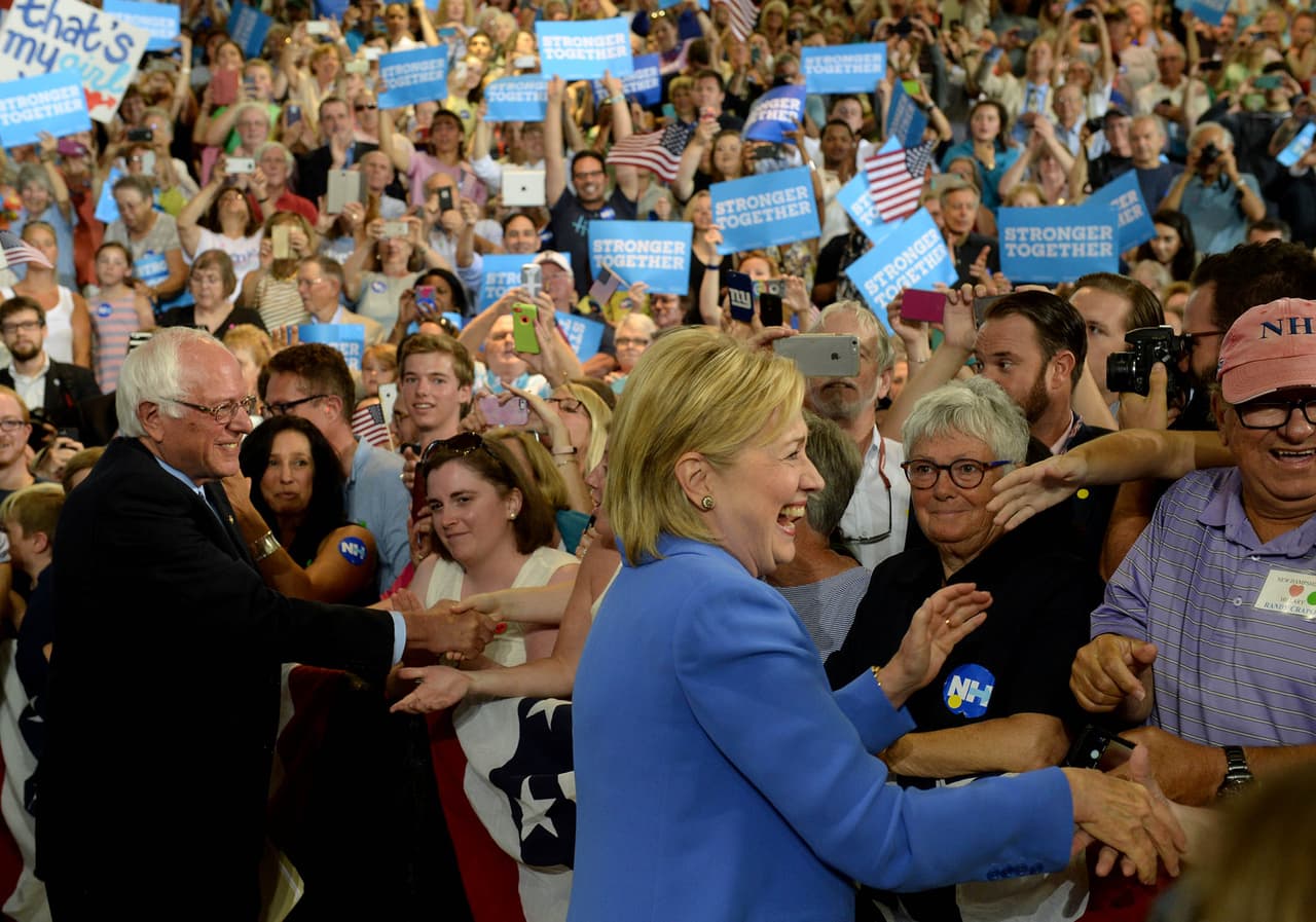 "Y no me cabe ninguna duda de que, de camino hacia noviembre, Hillary Clinton es de lejos la mejor candidata para hacer esto", recalcó.
